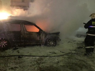 В Александрове 10 пожарных тушили полыхающий автомобиль