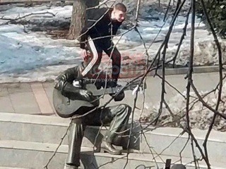 "TikTok головного мозга": юный приморец сел на лицо Высоцкого