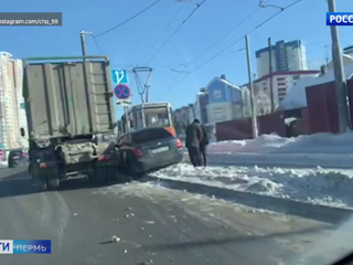В Перми "КамАЗ" вытолкнул автомобиль на трамвайные пути