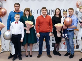 Губернатор Ямала вручил молодым семьям жилищные сертификаты