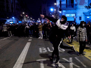 В Барселоне сторонники рэпера Хаселя забросали полицию камнями и бутылками