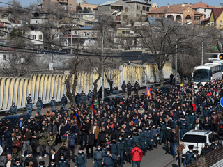Армянская оппозиция обвинила власти в применении административного ресурса