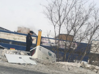 В Челябинске автобус с пассажирами вылетел с моста после аварии