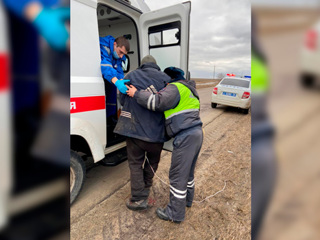 В Воронежской области мужчина едва не истек кровью на дороге