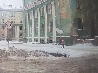 Снежный пласт рухнул на маленькую девочку в Северодвинске