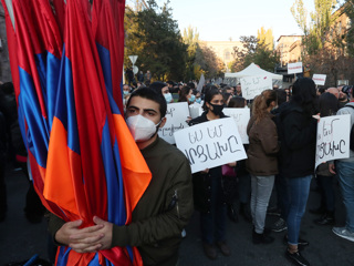 Новости на "России 24". В Армении сторонники и противники Пашиняна митингуют в 10 минутах езды друг от друга