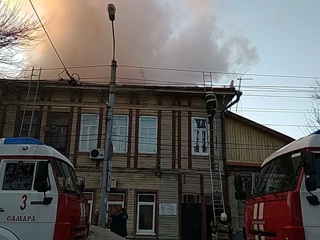 В историческом центре Самары загорелся двухэтажный дом