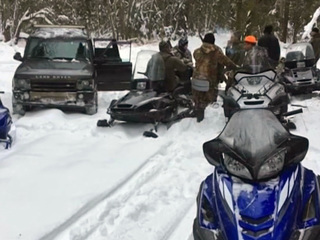 Новости на "России 24". Охотники на снегоходах загнали лосиху и задушили обессилевшее животное
