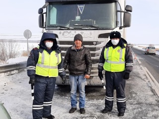 Омские полицейские спасли замерзающего на трассе дальнобойщика