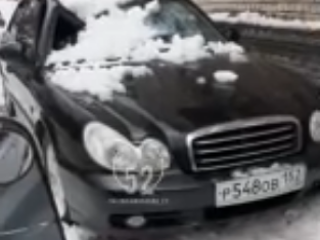 Глыба льда упала на иномарку в центре Нижнего Новгорода