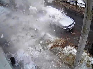 Снежная лавина в центре Костромы: машины разбиты, женщина жива