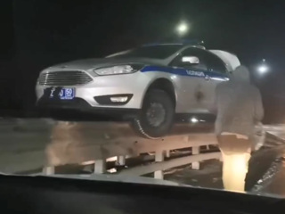 В Подмосковье полицейский автомобиль завис на отбойнике