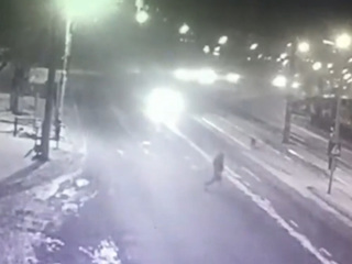 В Улан-Удэ женщина погибла, перебегая дорогу по переходу. Видео