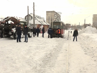 В Бийске вторые сутки чистят от снега трамвайные пути