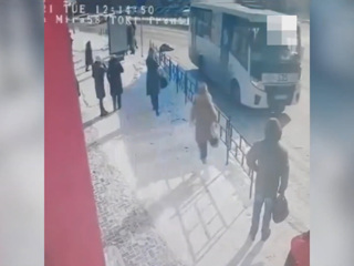 В Омске пенсионерка попала под автобус