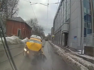 Московский таксист устроил лобовое столкновение с трамваем. Видео