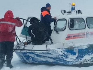 Дрейфовавших на льдине сахалинских рыбаков вернули на берег