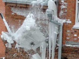 Во Владивостоке возбуждено уголовное дело после травмирования людей упавшим снегом
