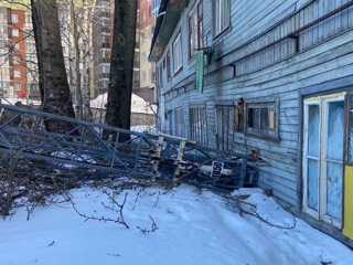 Строительный кран рухнул на жилой дом в Архангельске