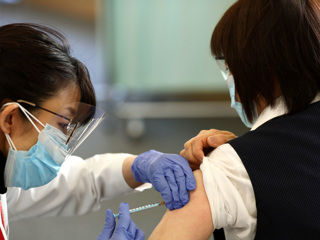 После вакцины от Pfizer у японки случилась анафилаксия