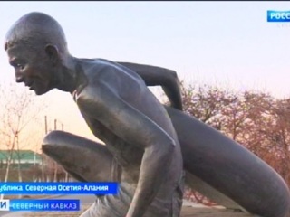 Скульптуру мальчика с автомобильной камерой установили в Северной Осетии