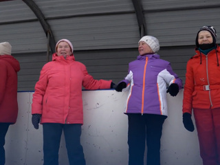 Неунывающие пенсионерки создали хоккейную команду. Видео