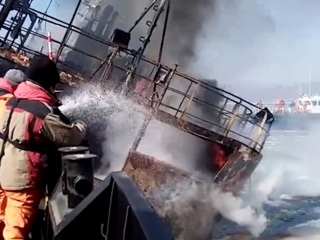 Появилось видео тушения пожара на судне у берегов Владивостока
