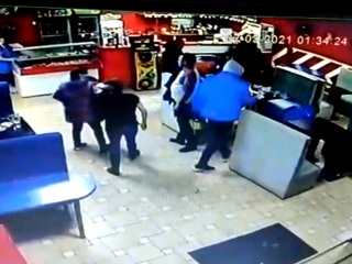 Полиция разыскивает жителя Чувашии, который пнул женщину в живот в кафе