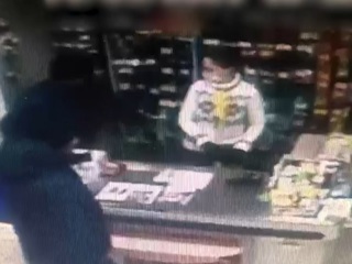 ЧП. "Романтик" ограбил магазин, чтобы купить букет подруге на 8 марта