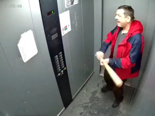 Пьяный дебошир разгромил лифт, а затем устроил ДТП. Видео