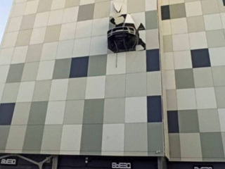 Чудеса парковочного искусства: водитель пробил стену третьего этажа