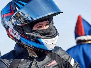 Девушка на мотоцикле поставила рекорд на льду Байкала