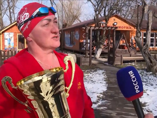 Вести. В Калининград вернулась чемпионка планеты по плаванию в ледяной воде