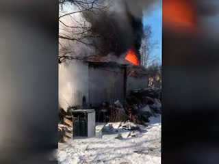 Росгвардейцы спасли из горящего дома под Петербургом трех человек