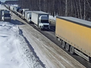Фура вспыхнула: из-за ДТП на трассе в Челябинской области образовался затор
