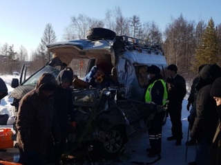 Восемь человек пострадали в страшном ДТП с микроавтобусом в Якутии