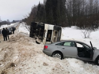 Пассажирский автобус перевернулся после ДТП в Ивановской области