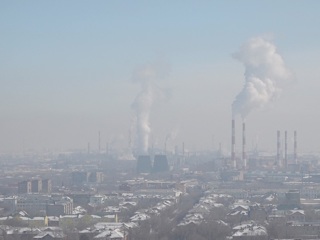 Жители Орска жалуются на густой смог и неприятный запах