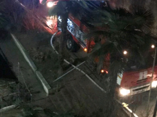В Сочи из-за припаркованных автомобилей пожарные не смогли спасти людей