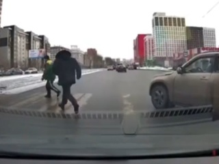 Вставший на "зебре" водитель отомстил пнувшему его машину пешеходу