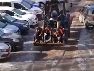 Мэрия Оренбурга прокомментировала видео с сидящими в ковше трактора коммунальщиками