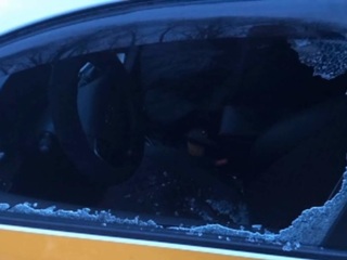 Пассажир обстрелял машину требовавшего у него платы московского таксиста