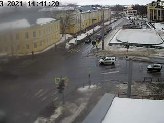 В центре Петрозаводска снег упал с крыши на проходившего мимо человека