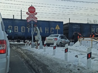 На железной дороге в Челябинске поезд протаранил легковой автомобиль
