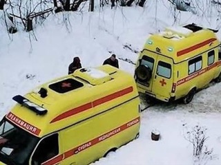 В Перми из-за неубранного снега застряла машина скорой помощи