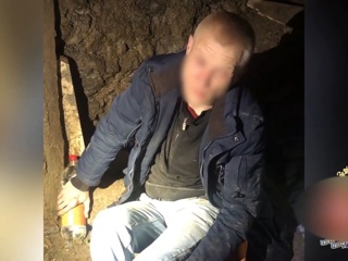 В Крыму мужчина с наркотиками, убегая от полиции, упал и сломал ногу
