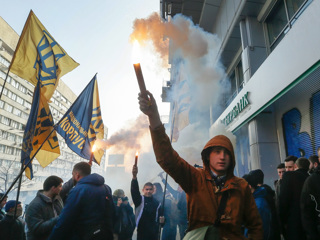На Украине продлили санкции против двух российских банков