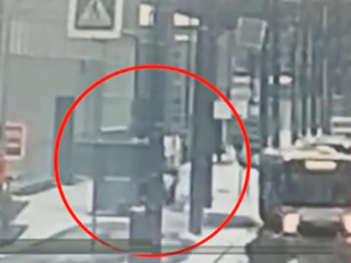 Вести. В Петербурге грузовик снес две остановки общественного транспорта