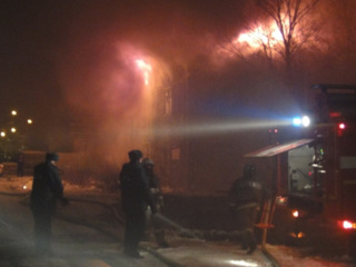 В Сургуте тушат крупный пожар, есть пострадавшие
