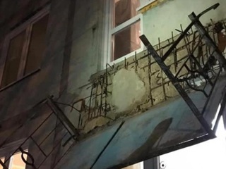 Три человека пострадали при обрушении балкона в Балабанове